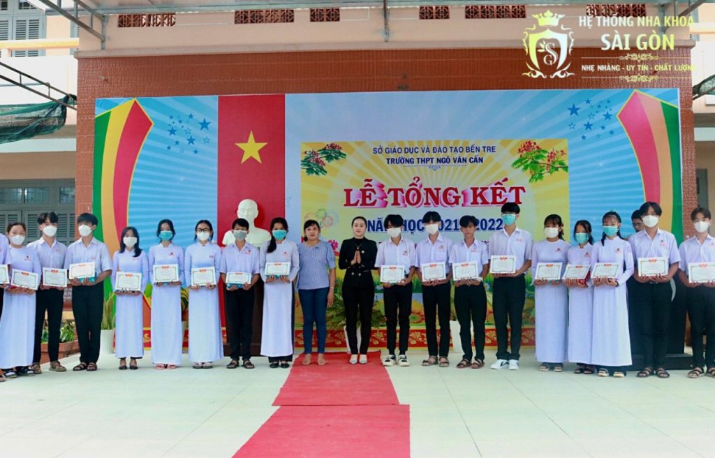 Hệ thống Nha khoa Sài Gòn trao tặng 10 suất học bổng trị giá 1.000.000 đồng/suất cho học sinh đạt thành tích xuất sắc nhất