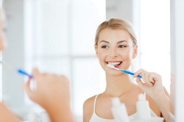 Đánh răng ít nhất 2 lần mỗi ngày để giúp răng chắc khỏe