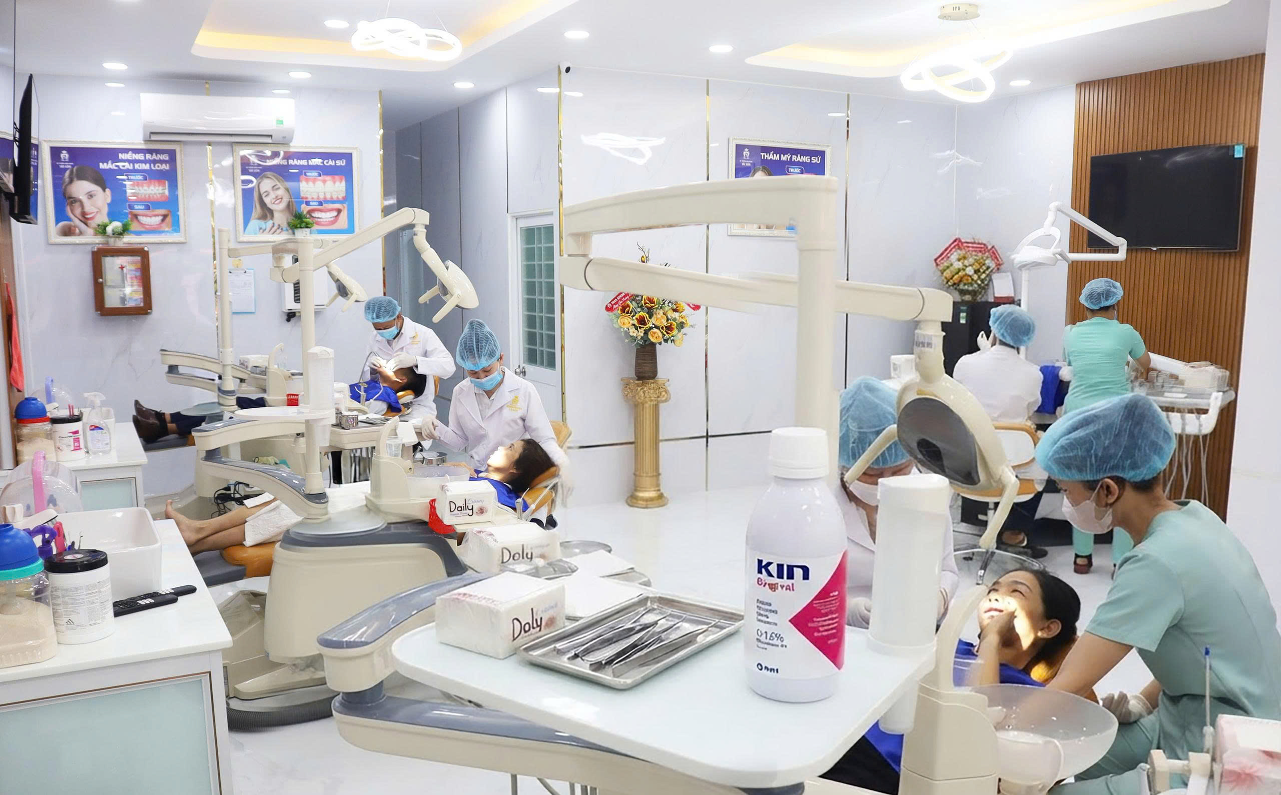 bác sĩ đang làm việc tại nha khoa sài gòn