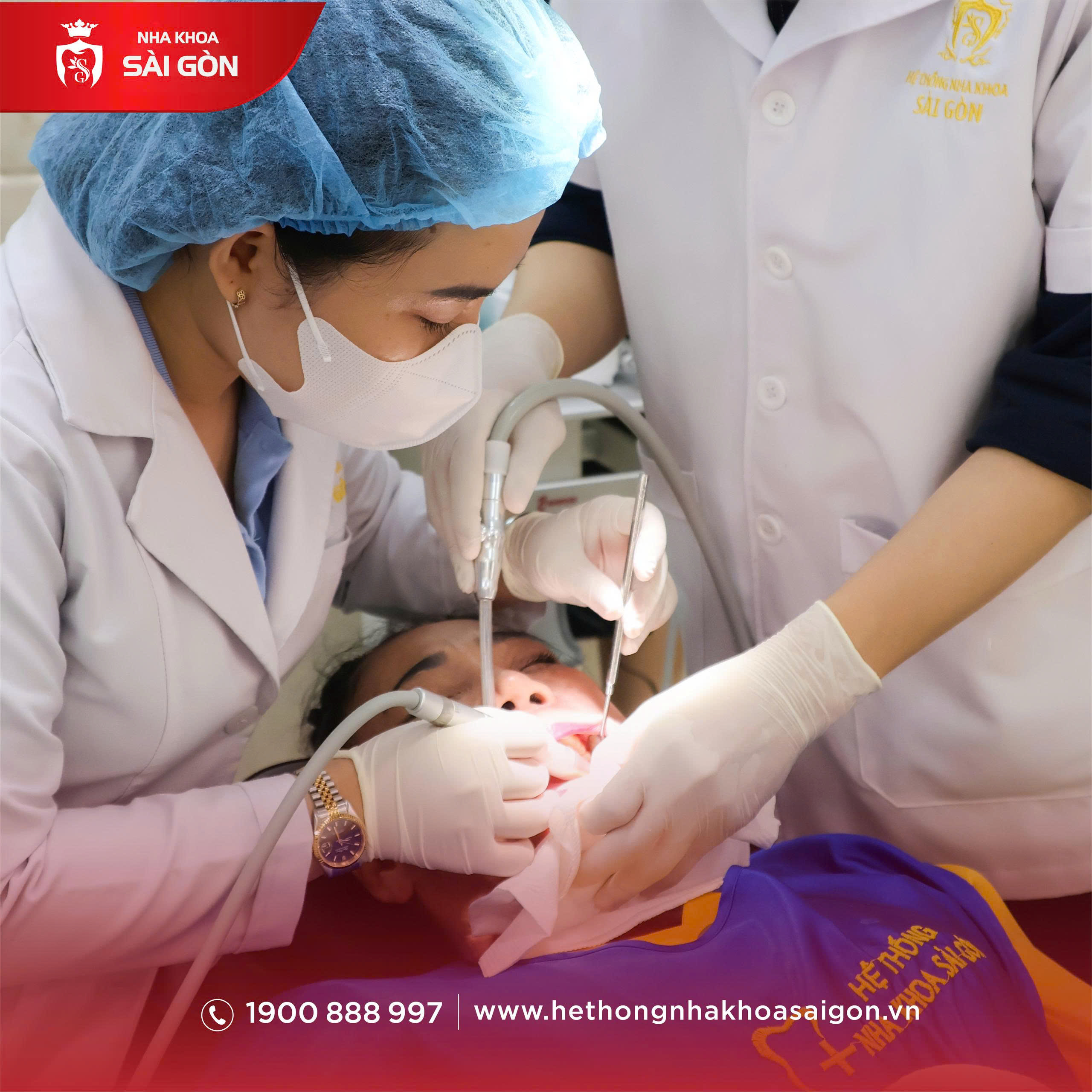 Bác sĩ thực hiện cạo vôi răng chuyên nghiệp tại Nha Khoa Sài Gòn