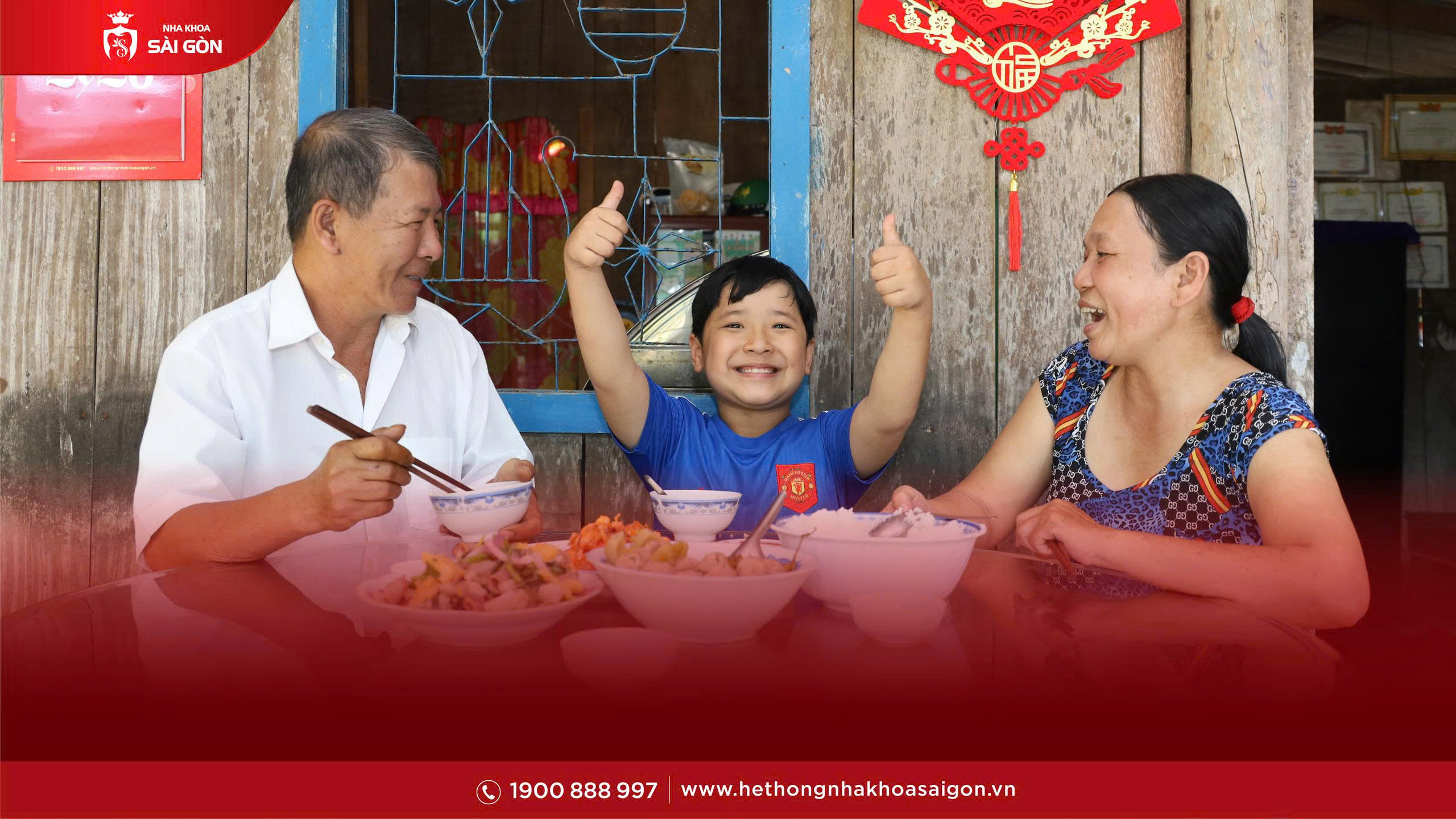 nụ cười và bữa cơm sum họp