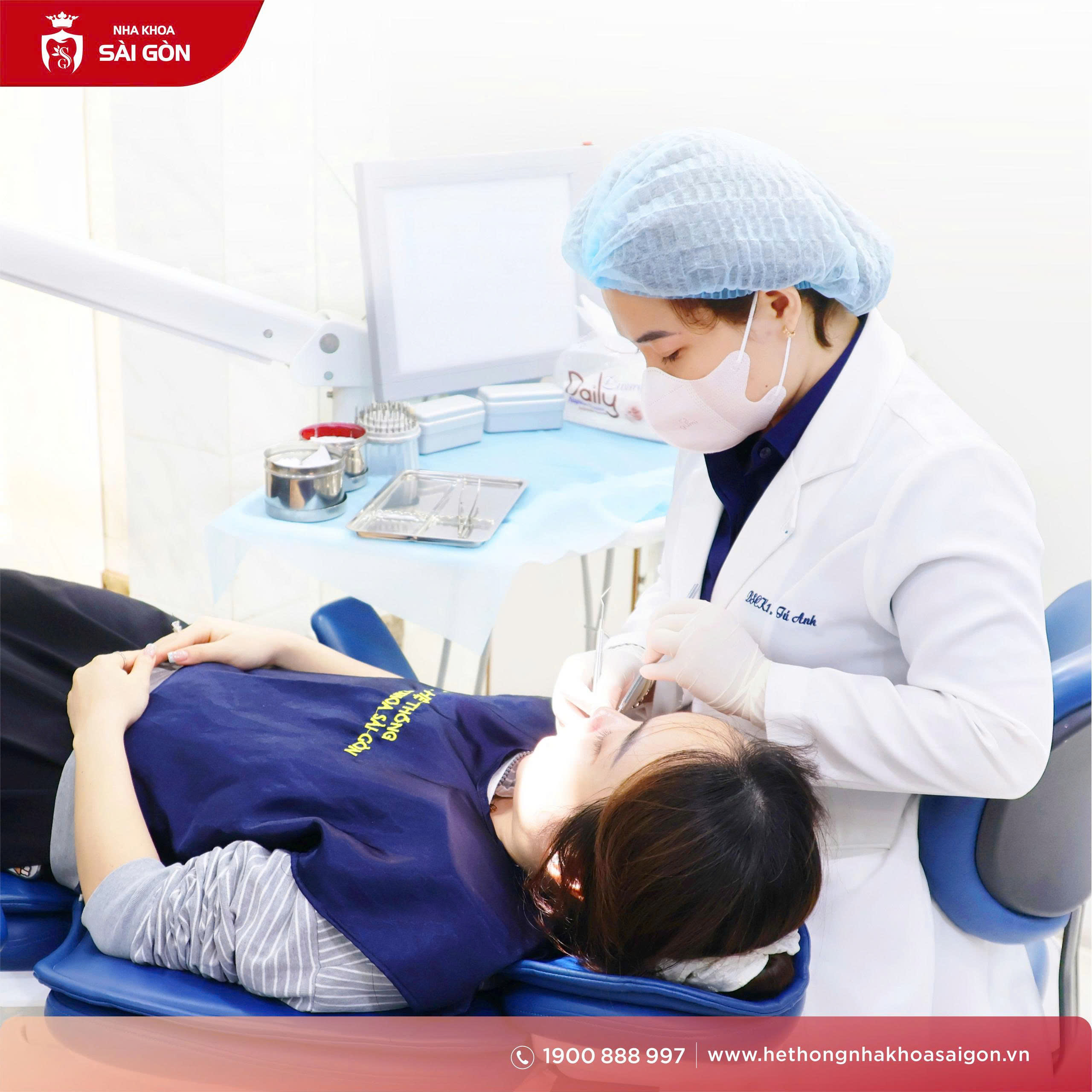 bác sĩ thăm khám và tư vấn cho bệnh nhân tại nha khoa sài gòn