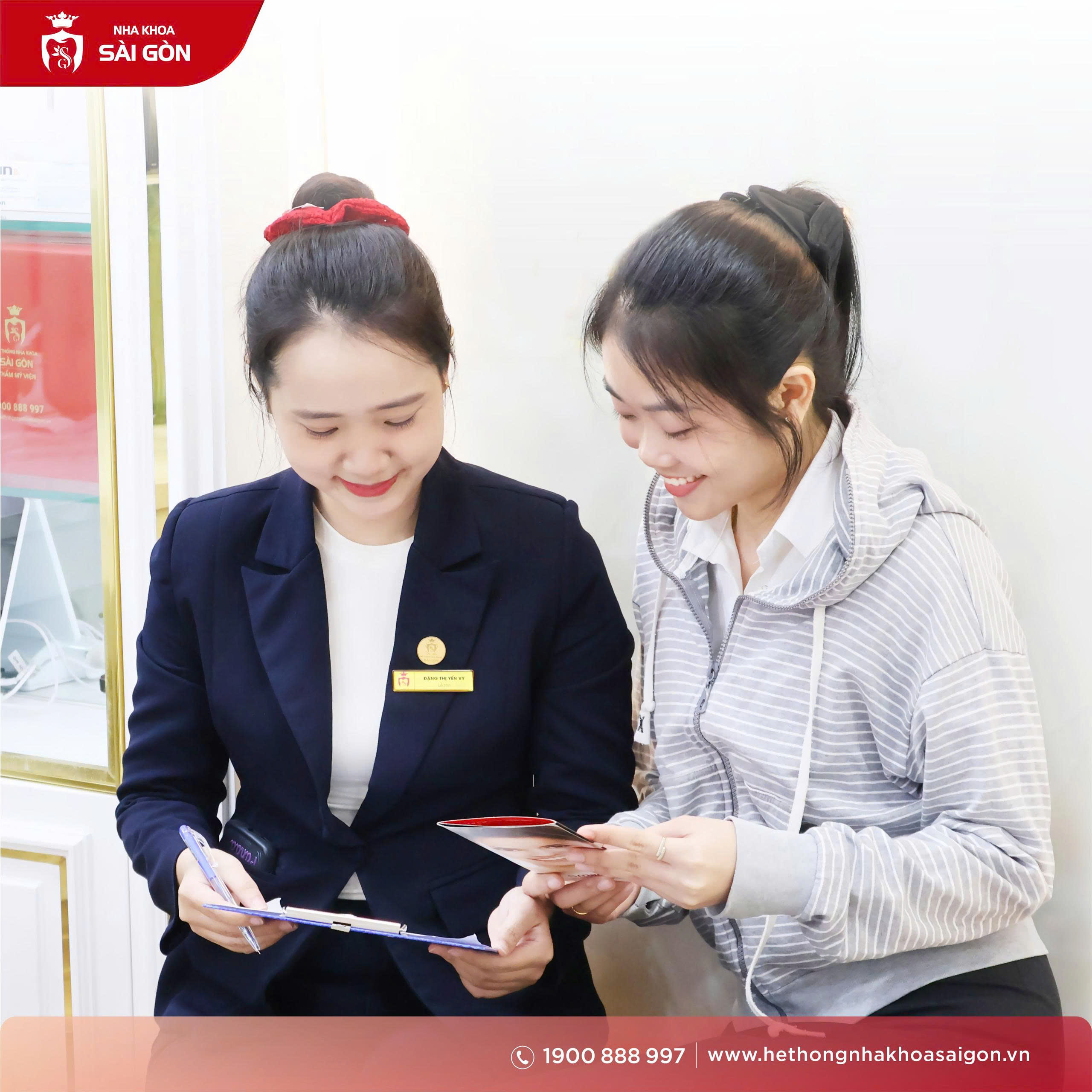 lễ tân đón tiếp khách hàng tại nha khoa sài gòn